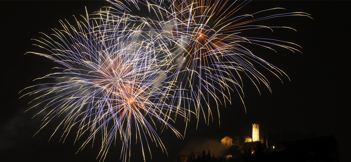 Brixia Fireworks | Spettacoli pirotecnici aerei, realizzati con l'impiego di fuochi artificiali da mortaio, granate e bombe, fino ad altezze di oltre 150 metri e aperture aeree della stessa dimensione.