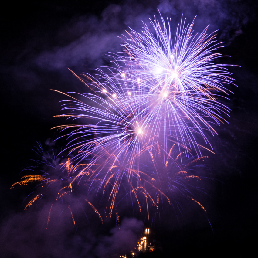 Sfere oro e peonie blu con lampi | Spettacoli pirotecnici aerei | Brixia Fireworks