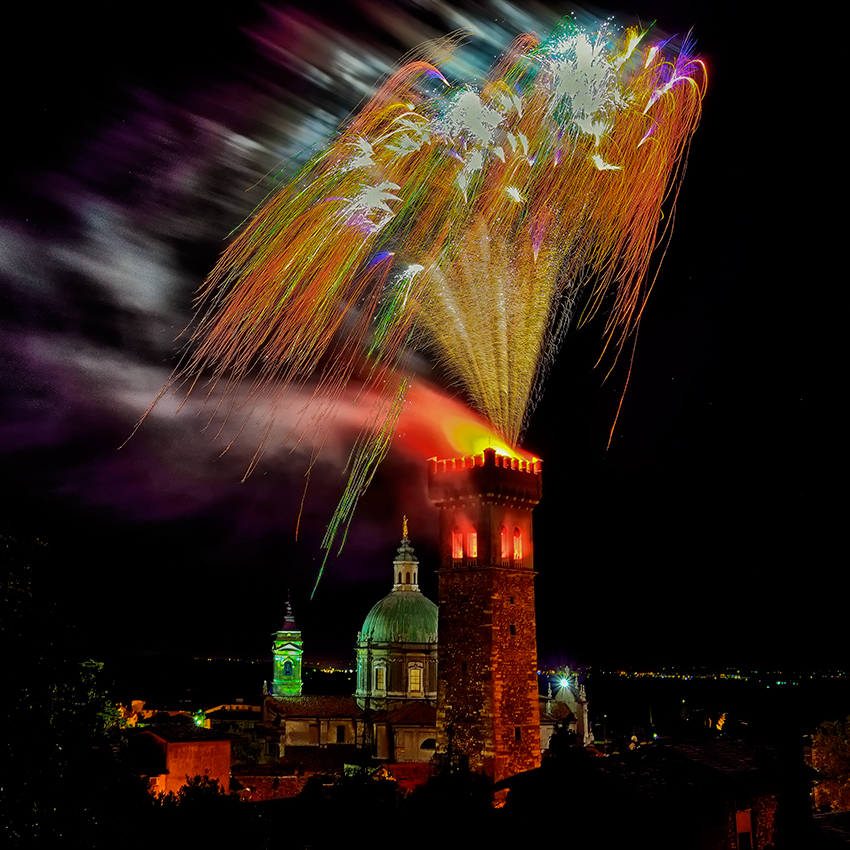 Simulazione di incendio con pioggia di stelle colorate | Spettacoli pirotecnici barocchi | Brixia Fireworks